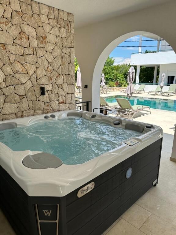 Jacuzzi hot tub beside the pool at B&B Lovac Pool & Spa