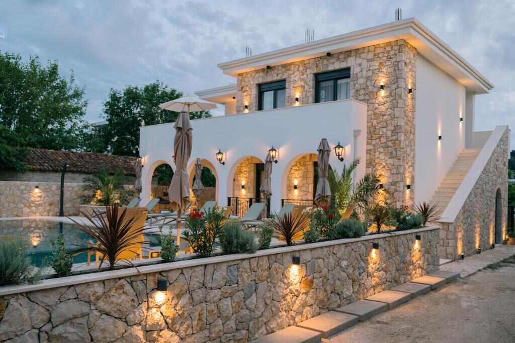 Stone and white facade of B&B Lovac Pool & Spa in Ulcinj